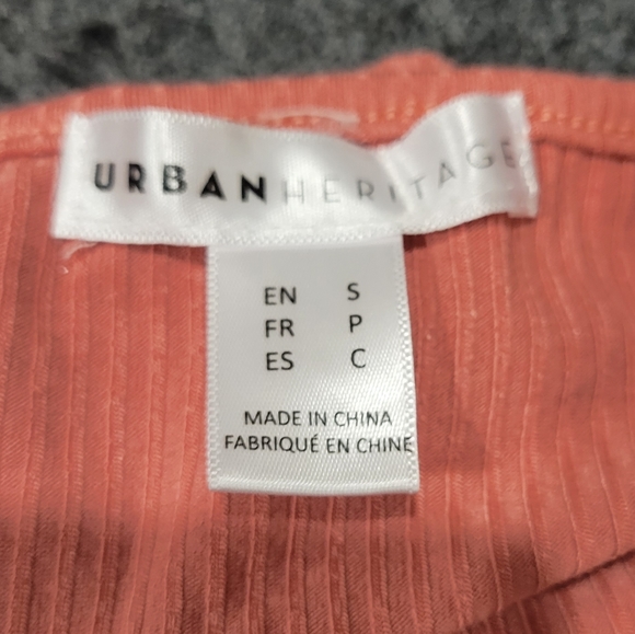 Peachy coloured crop top. Size small - Picture 4 of 5